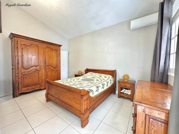 À VENDRE – VILLA DE CHARME AVEC PISCINE & ANNEXES – SAINT-FRANÇOIS