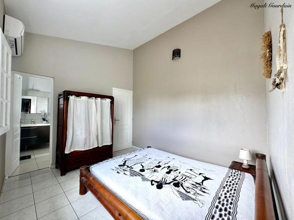 À VENDRE – VILLA DE CHARME AVEC PISCINE & ANNEXES – SAINT-FRANÇOIS