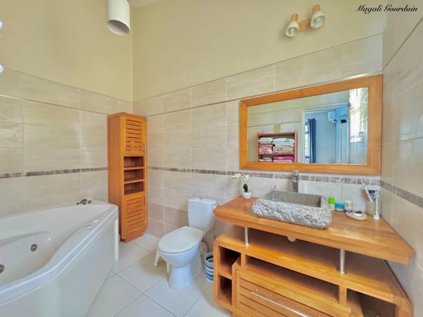 À VENDRE – VILLA DE CHARME AVEC PISCINE & ANNEXES – SAINT-FRANÇOIS