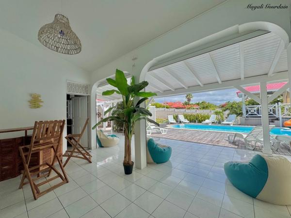 À VENDRE – VILLA DE CHARME AVEC PISCINE & ANNEXES – SAINT-FRANÇOIS