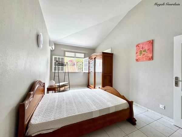 À VENDRE – VILLA DE CHARME AVEC PISCINE & ANNEXES – SAINT-FRANÇOIS
