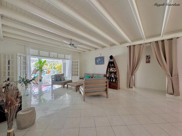 À VENDRE – VILLA DE CHARME AVEC PISCINE & ANNEXES – SAINT-FRANÇOIS