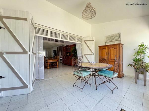 À VENDRE – VILLA DE CHARME AVEC PISCINE & ANNEXES – SAINT-FRANÇOIS