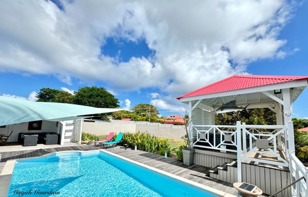À VENDRE – VILLA DE CHARME AVEC PISCINE & ANNEXES – SAINT-FRANÇOIS