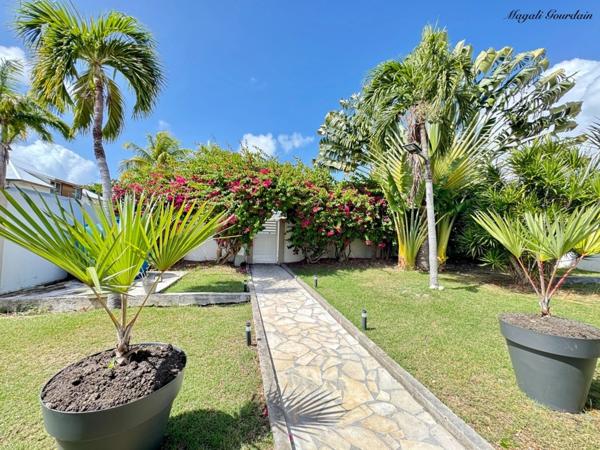 À VENDRE – VILLA DE CHARME AVEC PISCINE & ANNEXES – SAINT-FRANÇOIS