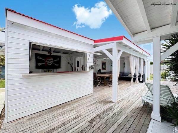 À VENDRE – VILLA DE CHARME AVEC PISCINE & ANNEXES – SAINT-FRANÇOIS
