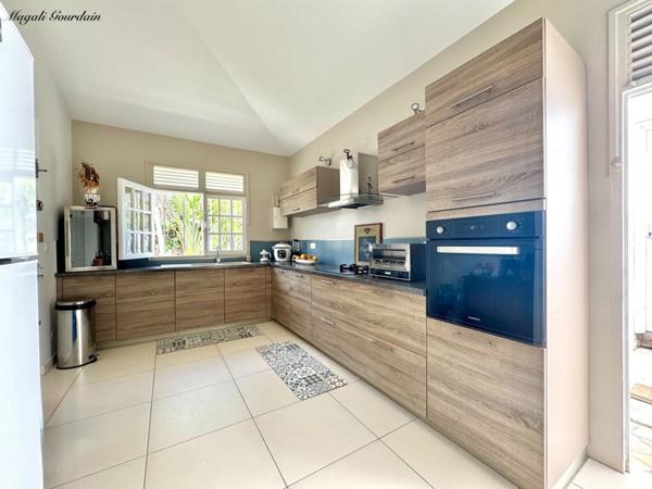 À VENDRE – VILLA DE CHARME AVEC PISCINE & ANNEXES – SAINT-FRANÇOIS