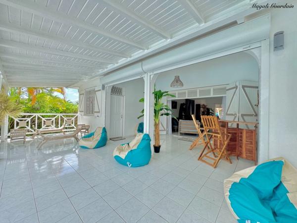 À VENDRE – VILLA DE CHARME AVEC PISCINE & ANNEXES – SAINT-FRANÇOIS
