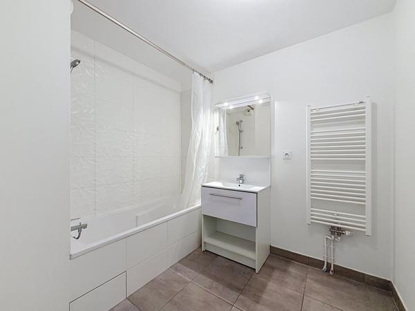 Appartement
         3 pièces
        - 80 m² 249 000 € *