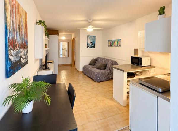 studio vue sur port et mer , sans vis à vis.
