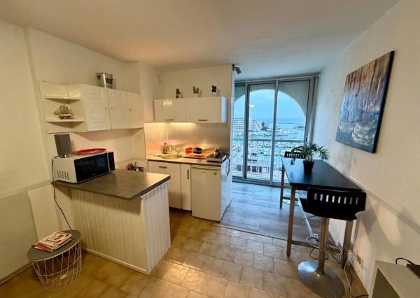 studio vue sur port et mer , sans vis à vis.