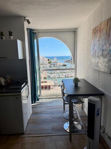 studio vue sur port et mer , sans vis à vis.