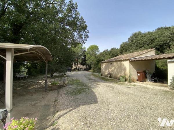  UZES 12 Km -Villa avec  terrain piscinable  vue dégagée 