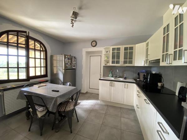  UZES 12 Km -Villa avec  terrain piscinable  vue dégagée 