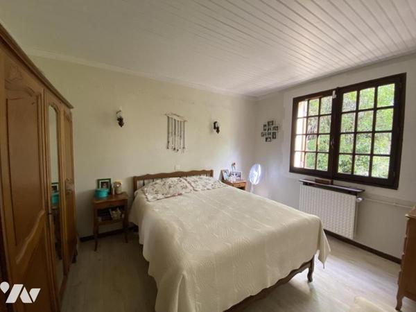  UZES 12 Km -Villa avec  terrain piscinable  vue dégagée 