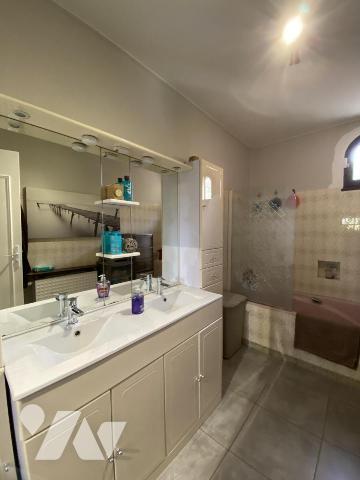  UZES 12 Km -Villa avec  terrain piscinable  vue dégagée 