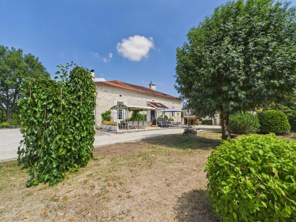 Propriété en pierre avec maison d'amis, piscine, dépendance et 1 hectare de terrain proche de Montaigu-de-Quercy (Tarn-et-Garonne)