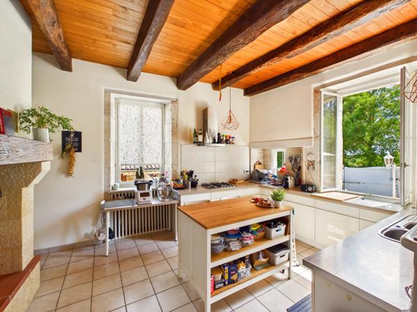 Propriété en pierre avec maison d'amis, piscine, dépendance et 1 hectare de terrain proche de Montaigu-de-Quercy (Tarn-et-Garonne)