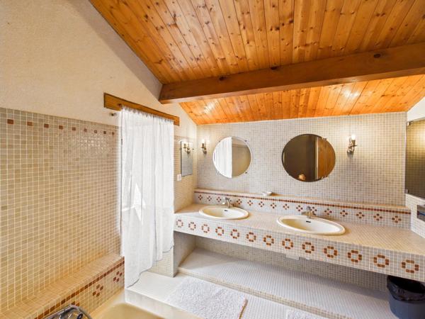 Propriété en pierre avec maison d'amis, piscine, dépendance et 1 hectare de terrain proche de Montaigu-de-Quercy (Tarn-et-Garonne)