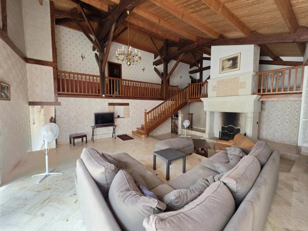 Propriété en pierre avec maison d'amis, piscine, dépendance et 1 hectare de terrain proche de Montaigu-de-Quercy (Tarn-et-Garonne)