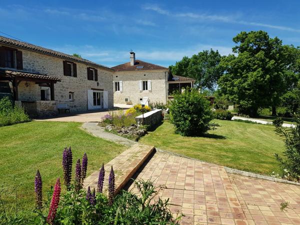 Propriété en pierre avec maison d'amis, piscine, dépendance et 1 hectare de terrain proche de Montaigu-de-Quercy (Tarn-et-Garonne)