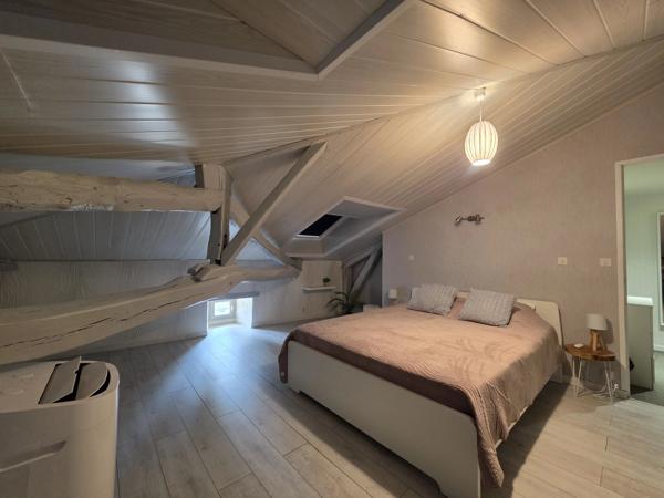 Propriété en pierre avec maison d'amis, piscine, dépendance et 1 hectare de terrain proche de Montaigu-de-Quercy (Tarn-et-Garonne)