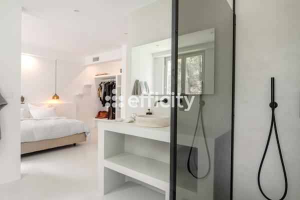 Appartement
         2 pièces
        - 70 m² Bien prestige 459 000 € *