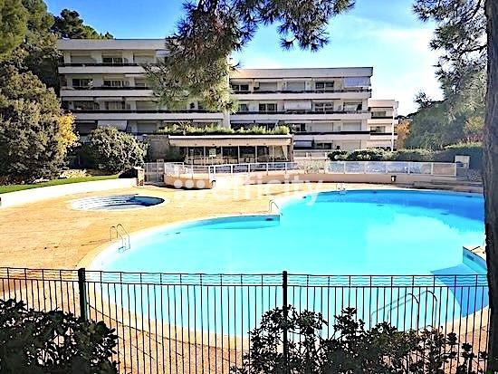 Appartement
         2 pièces
        - 70 m² Bien prestige 459 000 € *
