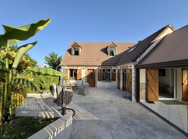 Dans un environnement recherché de Crégy-lès-Meaux, charmante commune offrant un cadre de vie privilégié aux portes de Meaux, découvrez cette magnifique maison familiale au cachet indéniable, bénéficiant d’une architecture élégante et de volumes exceptionnels.

Idéalement située, vous profiterez de toutes les commodités accessibles rapidement : écoles maternelle, primaire et collège à pied, commerces de proximité dont Carrefour Market, ainsi que les transports permettant de rejoindre la gare de Meaux en moins de 10 minutes.
Édifiée sur un sous-sol total et implantée sur un terrain d’environ 500 m², cette propriété développe près de 160 m² habitables et plus de 200 m² utiles, offrant de multiples possibilités pour une grande famille ou une activité nécessitant des espaces complémentaires.

Les nombreux travaux de rénovation réalisés récemment apportent un excellent niveau de confort et de performance énergétique : menuiseries PVC double vitrage de qualité, chauffage récent, cuisine et salles d’eau rénovées, ballon thermodynamique, VMC double flux, clôtures, portillon et portail récents...

- Dès l’entrée, vous découvrirez une cuisine indépendante aménagée et équipée de 15 m², fonctionnelle et lumineuse. La vaste pièce de vie, prolongée par une véranda, développe près de 45 m² et bénéficie d’une superbe luminosité grâce à ses nombreuses ouvertures de type portes-fenêtres. Une cheminée vient compléter l’atmosphère chaleureuse de cet espace de réception tourné vers le jardin.
Le rez-de-chaussée accueille également une remarquable suite parentale de 31 m² avec balcon privatif et vue dégagée sur le jardin. Celle-ci comprend une chambre, une seconde pièce pouvant faire office de dressing ou bureau, ainsi qu’un espace bien-être avec douche et baignoire.

- À l’étage, vous trouverez deux grandes chambres de 21 m² et 17 m², une pièce de jeux attenante ainsi qu’une salle d’eau avec WC.

- Le niveau rez-de-jardin aménagé offre des espaces supplémentaires particulièrement appréciables : une chambre avec accès direct au jardin, un bureau de 15 m², une salle de sport de 15 m², une buanderie avec baignoire et WC ainsi qu’un garage. 

À l’extérieur, vous profiterez d’un jardin sans vis-à-vis, idéalement exposé, de plusieurs espaces terrasse propices aux moments de détente et d’une capacité de stationnement permettant d’accueillir plusieurs véhicules à l’intérieur de la propriété.

Une maison rare sur le secteur, alliant charme, confort moderne et volumes généreux, idéale pour les familles à la recherche d’un bien unique aux portes de Meaux avec un potentiel d'espace indépendant/ locatif. Une visite s’impose !