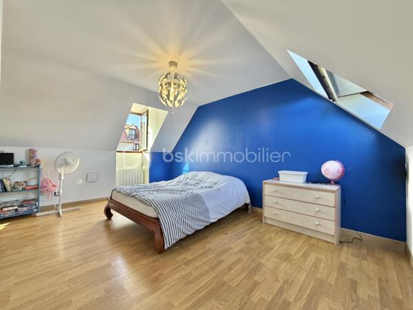Dans un environnement recherché de Crégy-lès-Meaux, charmante commune offrant un cadre de vie privilégié aux portes de Meaux, découvrez cette magnifique maison familiale au cachet indéniable, bénéficiant d’une architecture élégante et de volumes exceptionnels.

Idéalement située, vous profiterez de toutes les commodités accessibles rapidement : écoles maternelle, primaire et collège à pied, commerces de proximité dont Carrefour Market, ainsi que les transports permettant de rejoindre la gare de Meaux en moins de 10 minutes.
Édifiée sur un sous-sol total et implantée sur un terrain d’environ 500 m², cette propriété développe près de 160 m² habitables et plus de 200 m² utiles, offrant de multiples possibilités pour une grande famille ou une activité nécessitant des espaces complémentaires.

Les nombreux travaux de rénovation réalisés récemment apportent un excellent niveau de confort et de performance énergétique : menuiseries PVC double vitrage de qualité, chauffage récent, cuisine et salles d’eau rénovées, ballon thermodynamique, VMC double flux, clôtures, portillon et portail récents...

- Dès l’entrée, vous découvrirez une cuisine indépendante aménagée et équipée de 15 m², fonctionnelle et lumineuse. La vaste pièce de vie, prolongée par une véranda, développe près de 45 m² et bénéficie d’une superbe luminosité grâce à ses nombreuses ouvertures de type portes-fenêtres. Une cheminée vient compléter l’atmosphère chaleureuse de cet espace de réception tourné vers le jardin.
Le rez-de-chaussée accueille également une remarquable suite parentale de 31 m² avec balcon privatif et vue dégagée sur le jardin. Celle-ci comprend une chambre, une seconde pièce pouvant faire office de dressing ou bureau, ainsi qu’un espace bien-être avec douche et baignoire.

- À l’étage, vous trouverez deux grandes chambres de 21 m² et 17 m², une pièce de jeux attenante ainsi qu’une salle d’eau avec WC.

- Le niveau rez-de-jardin aménagé offre des espaces supplémentaires particulièrement appréciables : une chambre avec accès direct au jardin, un bureau de 15 m², une salle de sport de 15 m², une buanderie avec baignoire et WC ainsi qu’un garage. 

À l’extérieur, vous profiterez d’un jardin sans vis-à-vis, idéalement exposé, de plusieurs espaces terrasse propices aux moments de détente et d’une capacité de stationnement permettant d’accueillir plusieurs véhicules à l’intérieur de la propriété.

Une maison rare sur le secteur, alliant charme, confort moderne et volumes généreux, idéale pour les familles à la recherche d’un bien unique aux portes de Meaux avec un potentiel d'espace indépendant/ locatif. Une visite s’impose !