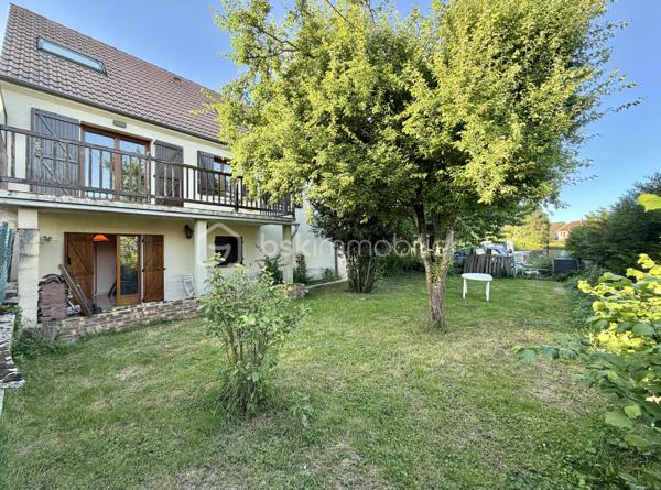 Dans un environnement recherché de Crégy-lès-Meaux, charmante commune offrant un cadre de vie privilégié aux portes de Meaux, découvrez cette magnifique maison familiale au cachet indéniable, bénéficiant d’une architecture élégante et de volumes exceptionnels.

Idéalement située, vous profiterez de toutes les commodités accessibles rapidement : écoles maternelle, primaire et collège à pied, commerces de proximité dont Carrefour Market, ainsi que les transports permettant de rejoindre la gare de Meaux en moins de 10 minutes.
Édifiée sur un sous-sol total et implantée sur un terrain d’environ 500 m², cette propriété développe près de 160 m² habitables et plus de 200 m² utiles, offrant de multiples possibilités pour une grande famille ou une activité nécessitant des espaces complémentaires.

Les nombreux travaux de rénovation réalisés récemment apportent un excellent niveau de confort et de performance énergétique : menuiseries PVC double vitrage de qualité, chauffage récent, cuisine et salles d’eau rénovées, ballon thermodynamique, VMC double flux, clôtures, portillon et portail récents...

- Dès l’entrée, vous découvrirez une cuisine indépendante aménagée et équipée de 15 m², fonctionnelle et lumineuse. La vaste pièce de vie, prolongée par une véranda, développe près de 45 m² et bénéficie d’une superbe luminosité grâce à ses nombreuses ouvertures de type portes-fenêtres. Une cheminée vient compléter l’atmosphère chaleureuse de cet espace de réception tourné vers le jardin.
Le rez-de-chaussée accueille également une remarquable suite parentale de 31 m² avec balcon privatif et vue dégagée sur le jardin. Celle-ci comprend une chambre, une seconde pièce pouvant faire office de dressing ou bureau, ainsi qu’un espace bien-être avec douche et baignoire.

- À l’étage, vous trouverez deux grandes chambres de 21 m² et 17 m², une pièce de jeux attenante ainsi qu’une salle d’eau avec WC.

- Le niveau rez-de-jardin aménagé offre des espaces supplémentaires particulièrement appréciables : une chambre avec accès direct au jardin, un bureau de 15 m², une salle de sport de 15 m², une buanderie avec baignoire et WC ainsi qu’un garage. 

À l’extérieur, vous profiterez d’un jardin sans vis-à-vis, idéalement exposé, de plusieurs espaces terrasse propices aux moments de détente et d’une capacité de stationnement permettant d’accueillir plusieurs véhicules à l’intérieur de la propriété.

Une maison rare sur le secteur, alliant charme, confort moderne et volumes généreux, idéale pour les familles à la recherche d’un bien unique aux portes de Meaux avec un potentiel d'espace indépendant/ locatif. Une visite s’impose !
