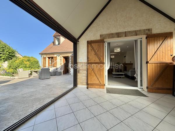 Dans un environnement recherché de Crégy-lès-Meaux, charmante commune offrant un cadre de vie privilégié aux portes de Meaux, découvrez cette magnifique maison familiale au cachet indéniable, bénéficiant d’une architecture élégante et de volumes exceptionnels.

Idéalement située, vous profiterez de toutes les commodités accessibles rapidement : écoles maternelle, primaire et collège à pied, commerces de proximité dont Carrefour Market, ainsi que les transports permettant de rejoindre la gare de Meaux en moins de 10 minutes.
Édifiée sur un sous-sol total et implantée sur un terrain d’environ 500 m², cette propriété développe près de 160 m² habitables et plus de 200 m² utiles, offrant de multiples possibilités pour une grande famille ou une activité nécessitant des espaces complémentaires.

Les nombreux travaux de rénovation réalisés récemment apportent un excellent niveau de confort et de performance énergétique : menuiseries PVC double vitrage de qualité, chauffage récent, cuisine et salles d’eau rénovées, ballon thermodynamique, VMC double flux, clôtures, portillon et portail récents...

- Dès l’entrée, vous découvrirez une cuisine indépendante aménagée et équipée de 15 m², fonctionnelle et lumineuse. La vaste pièce de vie, prolongée par une véranda, développe près de 45 m² et bénéficie d’une superbe luminosité grâce à ses nombreuses ouvertures de type portes-fenêtres. Une cheminée vient compléter l’atmosphère chaleureuse de cet espace de réception tourné vers le jardin.
Le rez-de-chaussée accueille également une remarquable suite parentale de 31 m² avec balcon privatif et vue dégagée sur le jardin. Celle-ci comprend une chambre, une seconde pièce pouvant faire office de dressing ou bureau, ainsi qu’un espace bien-être avec douche et baignoire.

- À l’étage, vous trouverez deux grandes chambres de 21 m² et 17 m², une pièce de jeux attenante ainsi qu’une salle d’eau avec WC.

- Le niveau rez-de-jardin aménagé offre des espaces supplémentaires particulièrement appréciables : une chambre avec accès direct au jardin, un bureau de 15 m², une salle de sport de 15 m², une buanderie avec baignoire et WC ainsi qu’un garage. 

À l’extérieur, vous profiterez d’un jardin sans vis-à-vis, idéalement exposé, de plusieurs espaces terrasse propices aux moments de détente et d’une capacité de stationnement permettant d’accueillir plusieurs véhicules à l’intérieur de la propriété.

Une maison rare sur le secteur, alliant charme, confort moderne et volumes généreux, idéale pour les familles à la recherche d’un bien unique aux portes de Meaux avec un potentiel d'espace indépendant/ locatif. Une visite s’impose !