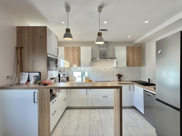 Dans un environnement recherché de Crégy-lès-Meaux, charmante commune offrant un cadre de vie privilégié aux portes de Meaux, découvrez cette magnifique maison familiale au cachet indéniable, bénéficiant d’une architecture élégante et de volumes exceptionnels.

Idéalement située, vous profiterez de toutes les commodités accessibles rapidement : écoles maternelle, primaire et collège à pied, commerces de proximité dont Carrefour Market, ainsi que les transports permettant de rejoindre la gare de Meaux en moins de 10 minutes.
Édifiée sur un sous-sol total et implantée sur un terrain d’environ 500 m², cette propriété développe près de 160 m² habitables et plus de 200 m² utiles, offrant de multiples possibilités pour une grande famille ou une activité nécessitant des espaces complémentaires.

Les nombreux travaux de rénovation réalisés récemment apportent un excellent niveau de confort et de performance énergétique : menuiseries PVC double vitrage de qualité, chauffage récent, cuisine et salles d’eau rénovées, ballon thermodynamique, VMC double flux, clôtures, portillon et portail récents...

- Dès l’entrée, vous découvrirez une cuisine indépendante aménagée et équipée de 15 m², fonctionnelle et lumineuse. La vaste pièce de vie, prolongée par une véranda, développe près de 45 m² et bénéficie d’une superbe luminosité grâce à ses nombreuses ouvertures de type portes-fenêtres. Une cheminée vient compléter l’atmosphère chaleureuse de cet espace de réception tourné vers le jardin.
Le rez-de-chaussée accueille également une remarquable suite parentale de 31 m² avec balcon privatif et vue dégagée sur le jardin. Celle-ci comprend une chambre, une seconde pièce pouvant faire office de dressing ou bureau, ainsi qu’un espace bien-être avec douche et baignoire.

- À l’étage, vous trouverez deux grandes chambres de 21 m² et 17 m², une pièce de jeux attenante ainsi qu’une salle d’eau avec WC.

- Le niveau rez-de-jardin aménagé offre des espaces supplémentaires particulièrement appréciables : une chambre avec accès direct au jardin, un bureau de 15 m², une salle de sport de 15 m², une buanderie avec baignoire et WC ainsi qu’un garage. 

À l’extérieur, vous profiterez d’un jardin sans vis-à-vis, idéalement exposé, de plusieurs espaces terrasse propices aux moments de détente et d’une capacité de stationnement permettant d’accueillir plusieurs véhicules à l’intérieur de la propriété.

Une maison rare sur le secteur, alliant charme, confort moderne et volumes généreux, idéale pour les familles à la recherche d’un bien unique aux portes de Meaux avec un potentiel d'espace indépendant/ locatif. Une visite s’impose !