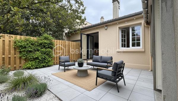 Découvrez cette charmante maison des années 50, nichée au cœur d'un environnement paisible, alliant tranquillité et proximité des commodités urbaines. Cette maison à vendre offre une ambiance chaleureuse et un style de vie décontracté sur une parcelle d'environ 400m2.

Avec ses 76 m² répartis sur 4 pièces, cette maison de plain-pied propose un bel espace de vie. Profitez d'une terrasse sans vis-à-vis pour vos moments de détente. Un garage privé complète ce bien.
Possibilité d'extension. Base très saine.
Des travaux sont à prévoir

Proximité transports et commerces. Renseignez-vous auprès de Fabrice MARTIN.
Photos réalisées en home staging virtuel pour vous aider à vous projeter.