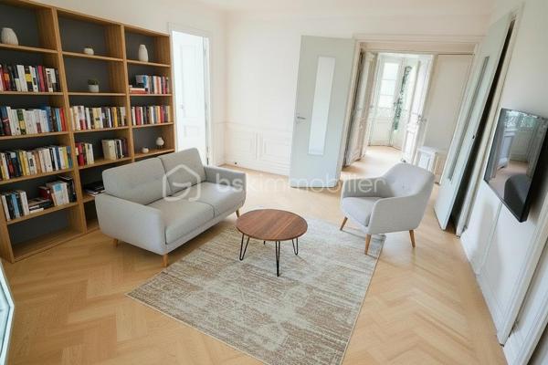 Découvrez cette charmante maison des années 50, nichée au cœur d'un environnement paisible, alliant tranquillité et proximité des commodités urbaines. Cette maison à vendre offre une ambiance chaleureuse et un style de vie décontracté sur une parcelle d'environ 400m2.

Avec ses 76 m² répartis sur 4 pièces, cette maison de plain-pied propose un bel espace de vie. Profitez d'une terrasse sans vis-à-vis pour vos moments de détente. Un garage privé complète ce bien.
Possibilité d'extension. Base très saine.
Des travaux sont à prévoir

Proximité transports et commerces. Renseignez-vous auprès de Fabrice MARTIN.
Photos réalisées en home staging virtuel pour vous aider à vous projeter.