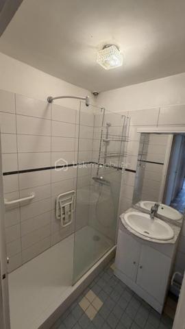 Découvrez cette charmante maison des années 50, nichée au cœur d'un environnement paisible, alliant tranquillité et proximité des commodités urbaines. Cette maison à vendre offre une ambiance chaleureuse et un style de vie décontracté sur une parcelle d'environ 400m2.

Avec ses 76 m² répartis sur 4 pièces, cette maison de plain-pied propose un bel espace de vie. Profitez d'une terrasse sans vis-à-vis pour vos moments de détente. Un garage privé complète ce bien.
Possibilité d'extension. Base très saine.
Des travaux sont à prévoir

Proximité transports et commerces. Renseignez-vous auprès de Fabrice MARTIN.
Photos réalisées en home staging virtuel pour vous aider à vous projeter.