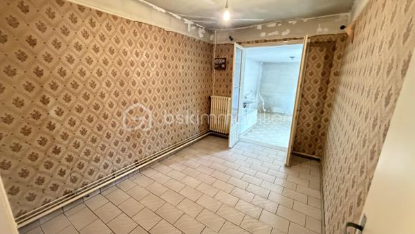 Découvrez cette charmante maison des années 50, nichée au cœur d'un environnement paisible, alliant tranquillité et proximité des commodités urbaines. Cette maison à vendre offre une ambiance chaleureuse et un style de vie décontracté sur une parcelle d'environ 400m2.

Avec ses 76 m² répartis sur 4 pièces, cette maison de plain-pied propose un bel espace de vie. Profitez d'une terrasse sans vis-à-vis pour vos moments de détente. Un garage privé complète ce bien.
Possibilité d'extension. Base très saine.
Des travaux sont à prévoir

Proximité transports et commerces. Renseignez-vous auprès de Fabrice MARTIN.
Photos réalisées en home staging virtuel pour vous aider à vous projeter.