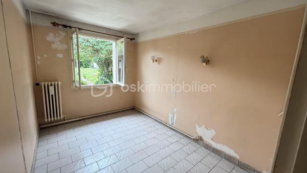 Découvrez cette charmante maison des années 50, nichée au cœur d'un environnement paisible, alliant tranquillité et proximité des commodités urbaines. Cette maison à vendre offre une ambiance chaleureuse et un style de vie décontracté sur une parcelle d'environ 400m2.

Avec ses 76 m² répartis sur 4 pièces, cette maison de plain-pied propose un bel espace de vie. Profitez d'une terrasse sans vis-à-vis pour vos moments de détente. Un garage privé complète ce bien.
Possibilité d'extension. Base très saine.
Des travaux sont à prévoir

Proximité transports et commerces. Renseignez-vous auprès de Fabrice MARTIN.
Photos réalisées en home staging virtuel pour vous aider à vous projeter.