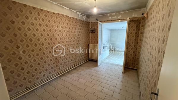 Découvrez cette charmante maison des années 50, nichée au cœur d'un environnement paisible, alliant tranquillité et proximité des commodités urbaines. Cette maison à vendre offre une ambiance chaleureuse et un style de vie décontracté sur une parcelle d'environ 400m2.

Avec ses 76 m² répartis sur 4 pièces, cette maison de plain-pied propose un bel espace de vie. Profitez d'une terrasse sans vis-à-vis pour vos moments de détente. Un garage privé complète ce bien.
Possibilité d'extension. Base très saine.
Des travaux sont à prévoir

Proximité transports et commerces. Renseignez-vous auprès de Fabrice MARTIN.
Photos réalisées en home staging virtuel pour vous aider à vous projeter.