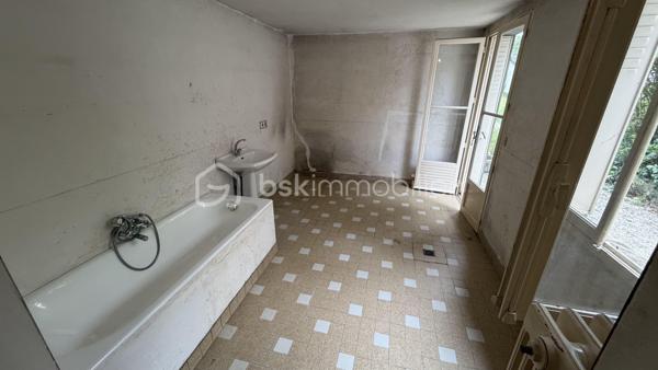 Découvrez cette charmante maison des années 50, nichée au cœur d'un environnement paisible, alliant tranquillité et proximité des commodités urbaines. Cette maison à vendre offre une ambiance chaleureuse et un style de vie décontracté sur une parcelle d'environ 400m2.

Avec ses 76 m² répartis sur 4 pièces, cette maison de plain-pied propose un bel espace de vie. Profitez d'une terrasse sans vis-à-vis pour vos moments de détente. Un garage privé complète ce bien.
Possibilité d'extension. Base très saine.
Des travaux sont à prévoir

Proximité transports et commerces. Renseignez-vous auprès de Fabrice MARTIN.
Photos réalisées en home staging virtuel pour vous aider à vous projeter.
