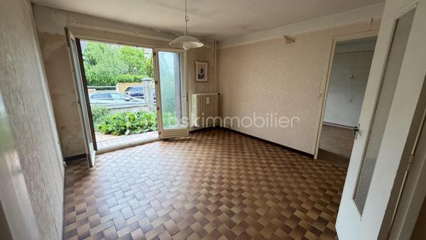 Découvrez cette charmante maison des années 50, nichée au cœur d'un environnement paisible, alliant tranquillité et proximité des commodités urbaines. Cette maison à vendre offre une ambiance chaleureuse et un style de vie décontracté sur une parcelle d'environ 400m2.

Avec ses 76 m² répartis sur 4 pièces, cette maison de plain-pied propose un bel espace de vie. Profitez d'une terrasse sans vis-à-vis pour vos moments de détente. Un garage privé complète ce bien.
Possibilité d'extension. Base très saine.
Des travaux sont à prévoir

Proximité transports et commerces. Renseignez-vous auprès de Fabrice MARTIN.
Photos réalisées en home staging virtuel pour vous aider à vous projeter.