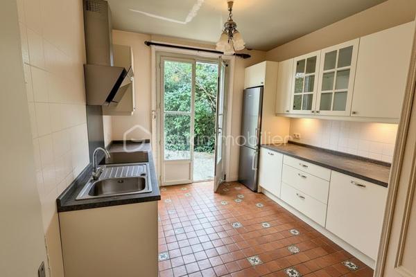Découvrez cette charmante maison des années 50, nichée au cœur d'un environnement paisible, alliant tranquillité et proximité des commodités urbaines. Cette maison à vendre offre une ambiance chaleureuse et un style de vie décontracté sur une parcelle d'environ 400m2.

Avec ses 76 m² répartis sur 4 pièces, cette maison de plain-pied propose un bel espace de vie. Profitez d'une terrasse sans vis-à-vis pour vos moments de détente. Un garage privé complète ce bien.
Possibilité d'extension. Base très saine.
Des travaux sont à prévoir

Proximité transports et commerces. Renseignez-vous auprès de Fabrice MARTIN.
Photos réalisées en home staging virtuel pour vous aider à vous projeter.