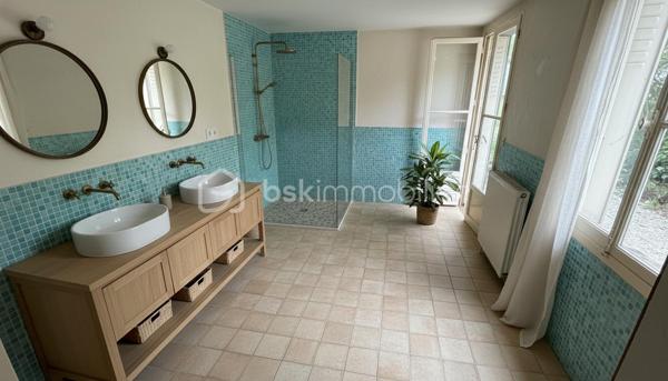 Découvrez cette charmante maison des années 50, nichée au cœur d'un environnement paisible, alliant tranquillité et proximité des commodités urbaines. Cette maison à vendre offre une ambiance chaleureuse et un style de vie décontracté sur une parcelle d'environ 400m2.

Avec ses 76 m² répartis sur 4 pièces, cette maison de plain-pied propose un bel espace de vie. Profitez d'une terrasse sans vis-à-vis pour vos moments de détente. Un garage privé complète ce bien.
Possibilité d'extension. Base très saine.
Des travaux sont à prévoir

Proximité transports et commerces. Renseignez-vous auprès de Fabrice MARTIN.
Photos réalisées en home staging virtuel pour vous aider à vous projeter.