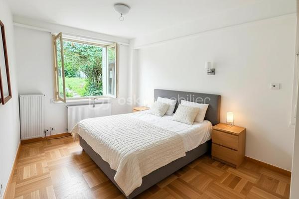 Découvrez cette charmante maison des années 50, nichée au cœur d'un environnement paisible, alliant tranquillité et proximité des commodités urbaines. Cette maison à vendre offre une ambiance chaleureuse et un style de vie décontracté sur une parcelle d'environ 400m2.

Avec ses 76 m² répartis sur 4 pièces, cette maison de plain-pied propose un bel espace de vie. Profitez d'une terrasse sans vis-à-vis pour vos moments de détente. Un garage privé complète ce bien.
Possibilité d'extension. Base très saine.
Des travaux sont à prévoir

Proximité transports et commerces. Renseignez-vous auprès de Fabrice MARTIN.
Photos réalisées en home staging virtuel pour vous aider à vous projeter.