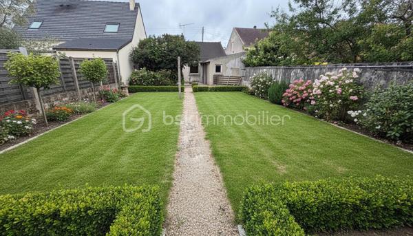 Découvrez cette charmante maison des années 50, nichée au cœur d'un environnement paisible, alliant tranquillité et proximité des commodités urbaines. Cette maison à vendre offre une ambiance chaleureuse et un style de vie décontracté sur une parcelle d'environ 400m2.

Avec ses 76 m² répartis sur 4 pièces, cette maison de plain-pied propose un bel espace de vie. Profitez d'une terrasse sans vis-à-vis pour vos moments de détente. Un garage privé complète ce bien.
Possibilité d'extension. Base très saine.
Des travaux sont à prévoir

Proximité transports et commerces. Renseignez-vous auprès de Fabrice MARTIN.
Photos réalisées en home staging virtuel pour vous aider à vous projeter.