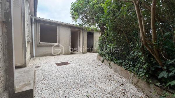 Découvrez cette charmante maison des années 50, nichée au cœur d'un environnement paisible, alliant tranquillité et proximité des commodités urbaines. Cette maison à vendre offre une ambiance chaleureuse et un style de vie décontracté sur une parcelle d'environ 400m2.

Avec ses 76 m² répartis sur 4 pièces, cette maison de plain-pied propose un bel espace de vie. Profitez d'une terrasse sans vis-à-vis pour vos moments de détente. Un garage privé complète ce bien.
Possibilité d'extension. Base très saine.
Des travaux sont à prévoir

Proximité transports et commerces. Renseignez-vous auprès de Fabrice MARTIN.
Photos réalisées en home staging virtuel pour vous aider à vous projeter.