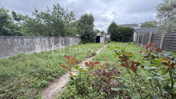 Découvrez cette charmante maison des années 50, nichée au cœur d'un environnement paisible, alliant tranquillité et proximité des commodités urbaines. Cette maison à vendre offre une ambiance chaleureuse et un style de vie décontracté sur une parcelle d'environ 400m2.

Avec ses 76 m² répartis sur 4 pièces, cette maison de plain-pied propose un bel espace de vie. Profitez d'une terrasse sans vis-à-vis pour vos moments de détente. Un garage privé complète ce bien.
Possibilité d'extension. Base très saine.
Des travaux sont à prévoir

Proximité transports et commerces. Renseignez-vous auprès de Fabrice MARTIN.
Photos réalisées en home staging virtuel pour vous aider à vous projeter.