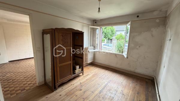 Découvrez cette charmante maison des années 50, nichée au cœur d'un environnement paisible, alliant tranquillité et proximité des commodités urbaines. Cette maison à vendre offre une ambiance chaleureuse et un style de vie décontracté sur une parcelle d'environ 400m2.

Avec ses 76 m² répartis sur 4 pièces, cette maison de plain-pied propose un bel espace de vie. Profitez d'une terrasse sans vis-à-vis pour vos moments de détente. Un garage privé complète ce bien.
Possibilité d'extension. Base très saine.
Des travaux sont à prévoir

Proximité transports et commerces. Renseignez-vous auprès de Fabrice MARTIN.
Photos réalisées en home staging virtuel pour vous aider à vous projeter.