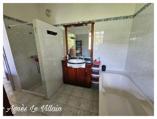Villa Familiale avec Piscine + T2 + Bungalow sur 4 000 m2