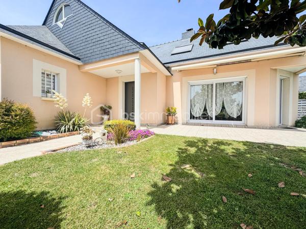 NOUVEAUTÉ À NOYAL-SUR-VILAINE – MAISON FAMILIALE AVEC SOUS-SOL COMPLET

Venez découvrir cette charmante maison familiale située dans un environnement calme et recherché de Noyal-sur-Vilaine.

D'une surface habitable d'environ 122 m², complétée par près de 80 m² d'annexes, cette propriété est implantée sur un terrain paysager d'environ 560 m², offrant un cadre de vie idéal pour une famille en quête d'espace et de confort.

Dès l'entrée, vous serez séduits par sa belle pièce de vie lumineuse de plus de 40 m² comprenant un salon-séjour chaleureux et une cuisine ouverte aménagée et équipée. De grandes ouvertures permettent un accès direct à deux agréables terrasses, idéales pour profiter des beaux jours.

Le rez-de-chaussée se compose également d'une chambre, d'une salle d'eau, d'un WC indépendant ainsi que d'un couloir disposant d'un grand placard de rangement.

À l'étage, une mezzanine dessert deux chambres, une salle d'eau avec WC ainsi qu'un accès à un grenier d'environ 19 m² offrant un bel espace de stockage ou un potentiel d'aménagement complémentaire.

Le sous-sol complète parfaitement l'ensemble avec une cave, un espace chaufferie et une pièce supplémentaire pouvant faire office de chambre, bureau ou salle de loisirs.

Vous bénéficierez également d'un grand garage d'environ 40 m² ainsi que d'une buanderie.

À l'extérieur, le jardin paysager et les deux terrasses vous permettront de profiter pleinement d'un environnement agréable et convivial.

📍 Noyal-sur-Vilaine séduit par son équilibre parfait entre qualité de vie et dynamisme économique. Sa gare TER permet de rejoindre rapidement Rennes, tandis que l'accès direct à l'axe Rennes-Paris facilite les déplacements. La commune dispose également de nombreux commerces, établissements scolaires, infrastructures culturelles et sportives, ainsi que de beaux espaces naturels.

Une maison aux beaux volumes, offrant de nombreuses possibilités d'aménagement et un fort potentiel pour accueillir votre projet de vie.

📞 Contactez-moi dès aujourd'hui pour organiser une visite et découvrir tout le potentiel de cette belle maison familiale.